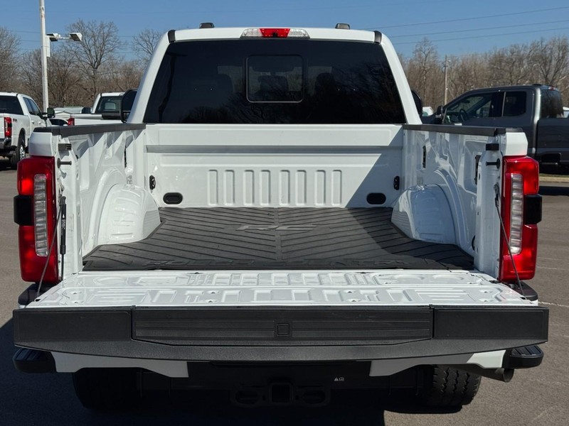Ford Super Duty F-250 SRW Vehicle Full-screen Gallery Image 05