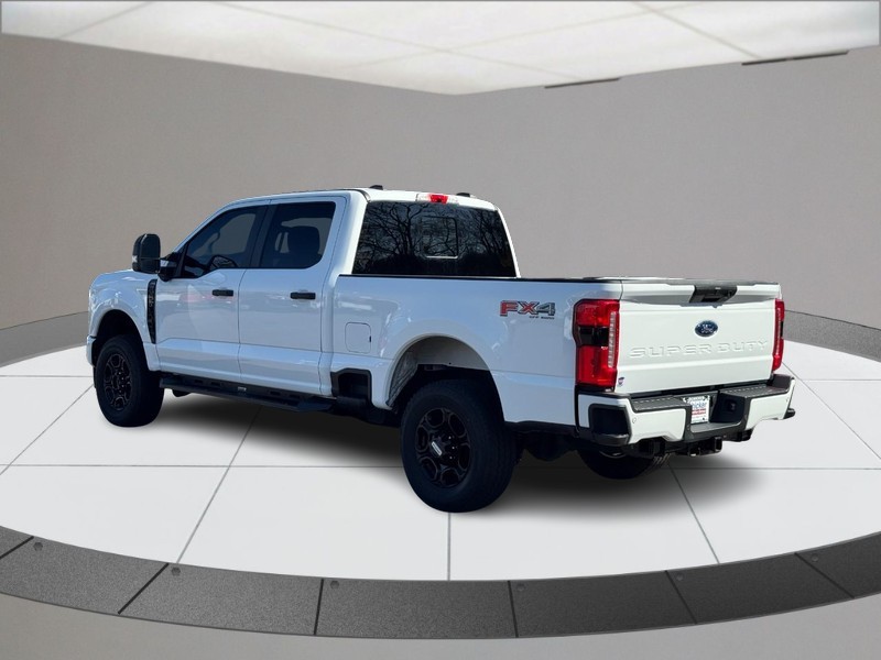 Ford Super Duty F-250 SRW Vehicle Full-screen Gallery Image 06