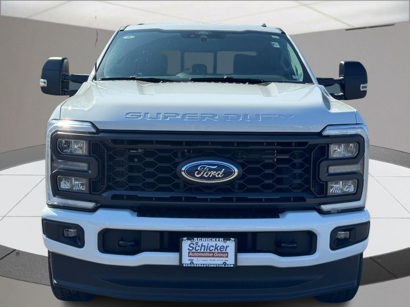 Ford Super Duty F-250 SRW Vehicle Full-screen Gallery Image 09