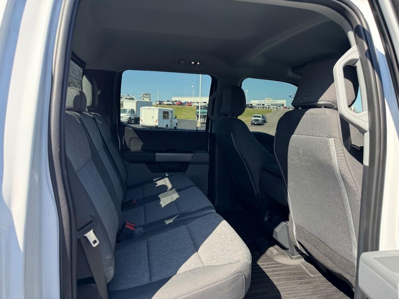 Ford Super Duty F-250 SRW Vehicle Full-screen Gallery Image 10