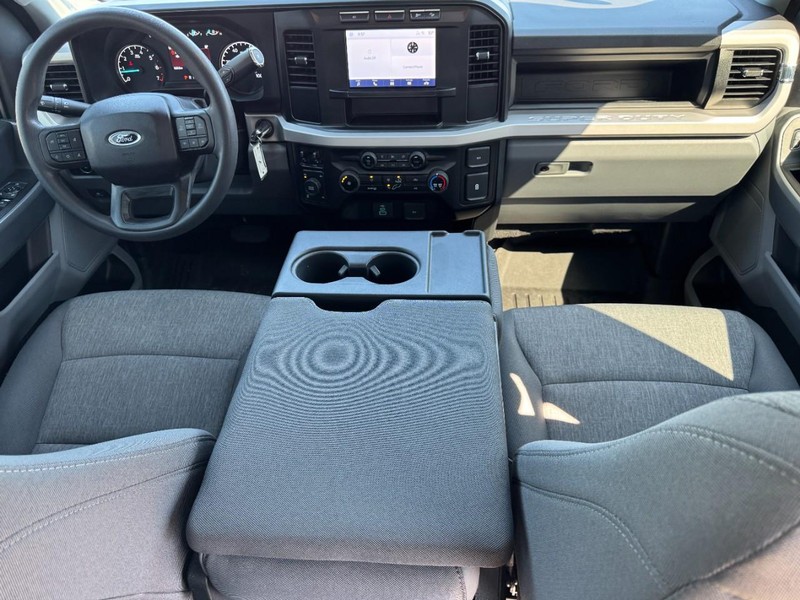 Ford Super Duty F-250 SRW Vehicle Full-screen Gallery Image 11