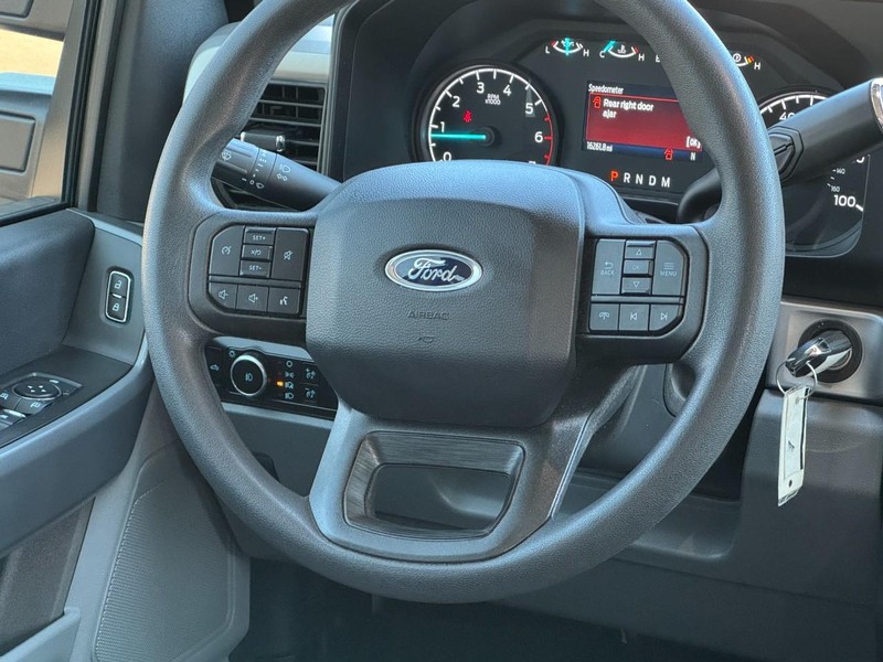 Ford Super Duty F-250 SRW Vehicle Full-screen Gallery Image 12