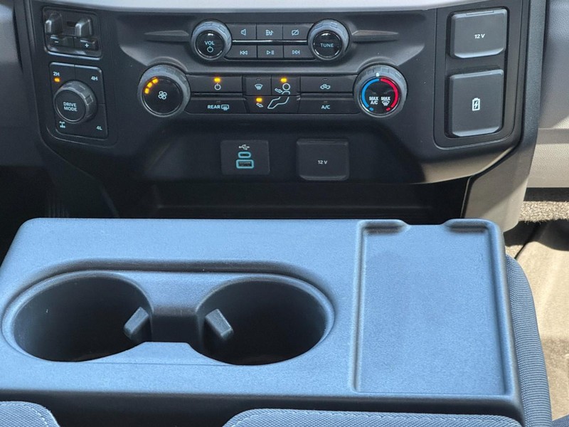 Ford Super Duty F-250 SRW Vehicle Full-screen Gallery Image 14