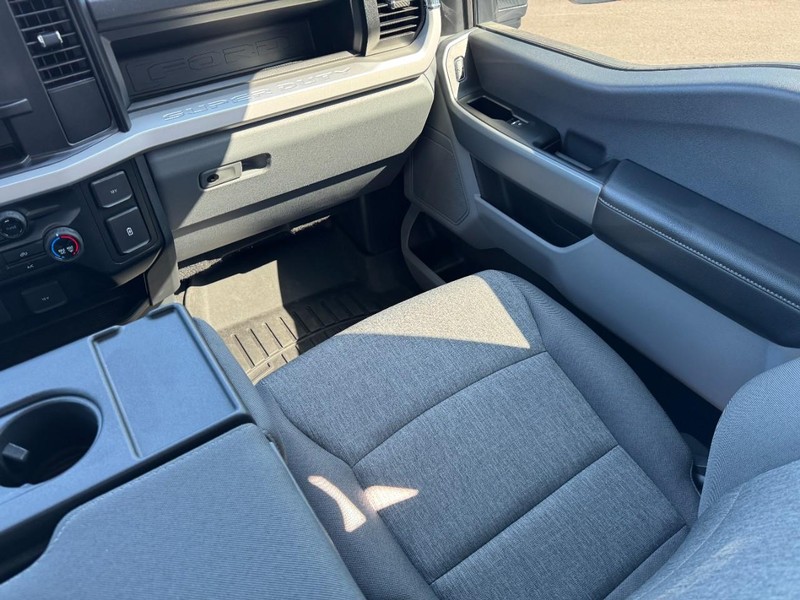 Ford Super Duty F-250 SRW Vehicle Full-screen Gallery Image 15