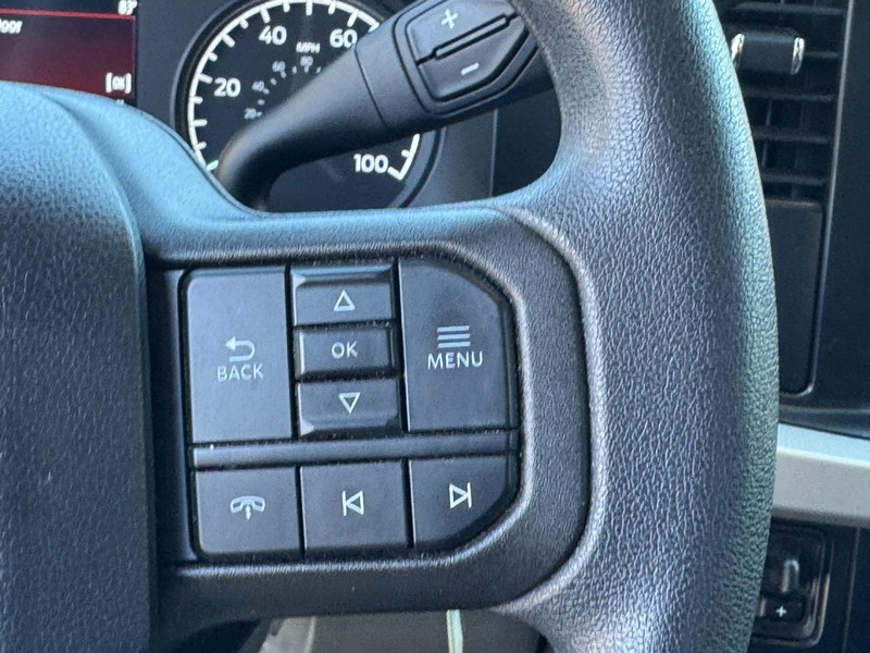 Ford Super Duty F-250 SRW Vehicle Full-screen Gallery Image 18