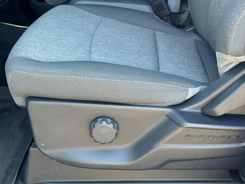 Ford Super Duty F-250 SRW Vehicle Full-screen Gallery Image 23