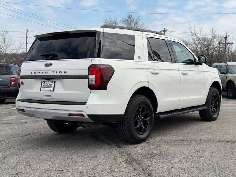 Ford Expedition Vehicle Full-screen Gallery Image 03