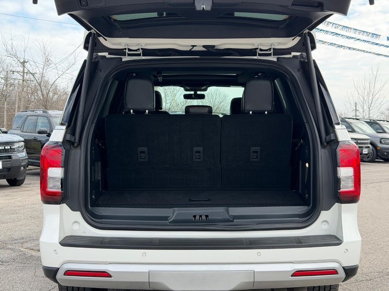 Ford Expedition Vehicle Full-screen Gallery Image 04