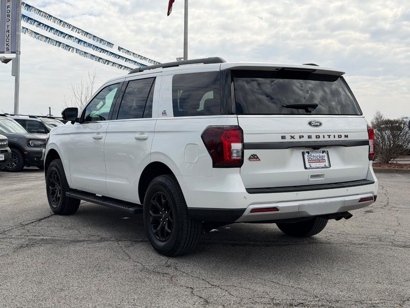 Ford Expedition Vehicle Full-screen Gallery Image 06