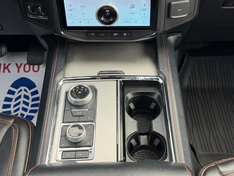 Ford Expedition Vehicle Full-screen Gallery Image 15