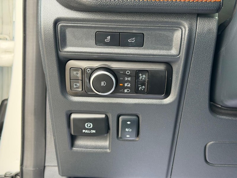 Ford Expedition Vehicle Full-screen Gallery Image 17