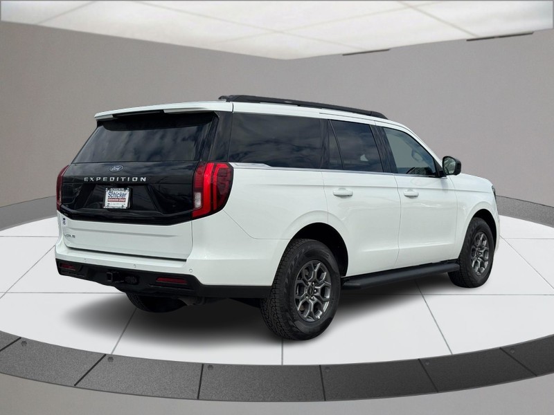 Ford Expedition Vehicle Full-screen Gallery Image 03