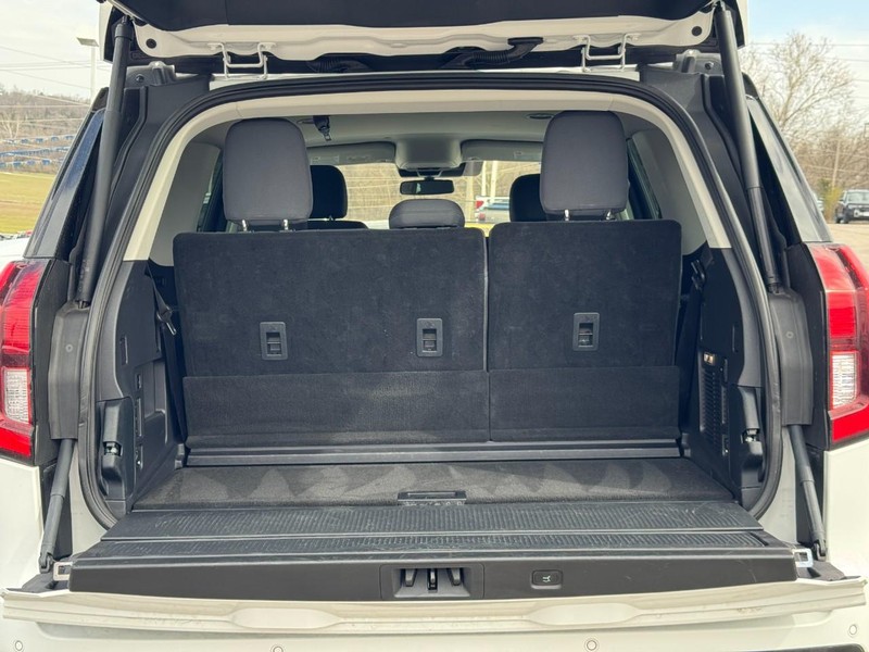 Ford Expedition Vehicle Full-screen Gallery Image 05