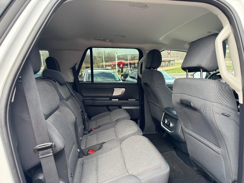 Ford Expedition Vehicle Full-screen Gallery Image 10