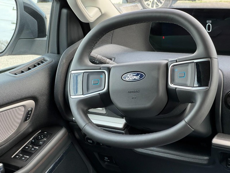 Ford Expedition Vehicle Full-screen Gallery Image 13