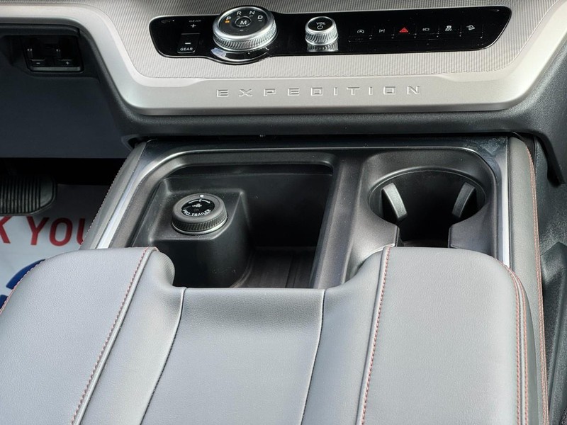 Ford Expedition Vehicle Full-screen Gallery Image 15