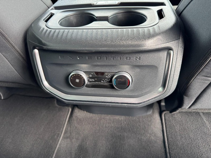 Ford Expedition Vehicle Full-screen Gallery Image 17