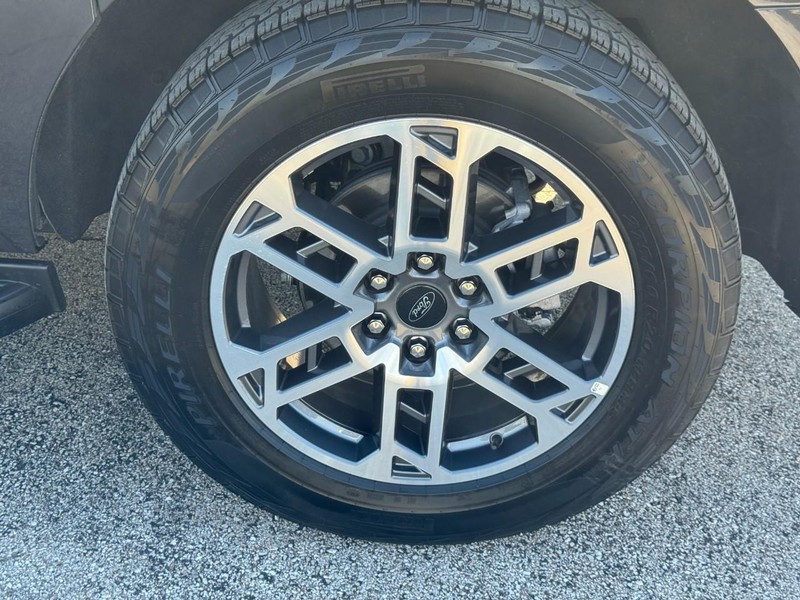 Ford Expedition Max Vehicle Full-screen Gallery Image 07