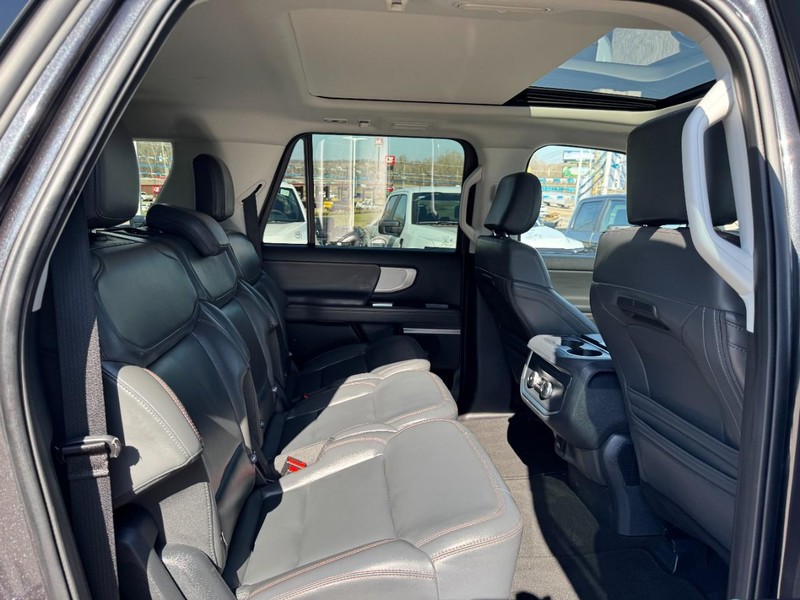 Ford Expedition Max Vehicle Full-screen Gallery Image 10