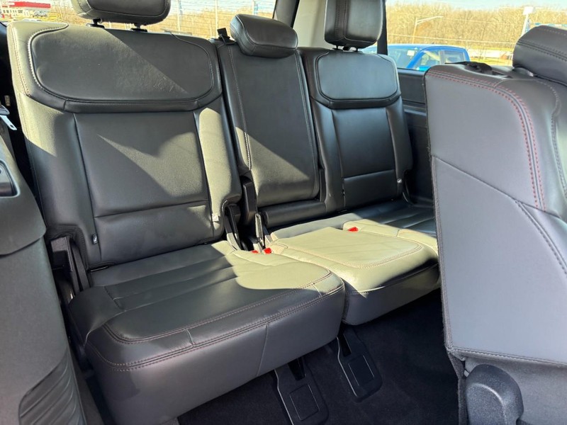 Ford Expedition Max Vehicle Full-screen Gallery Image 11