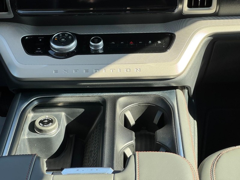 Ford Expedition Max Vehicle Full-screen Gallery Image 15