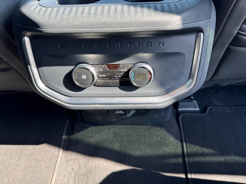 Ford Expedition Max Vehicle Full-screen Gallery Image 17