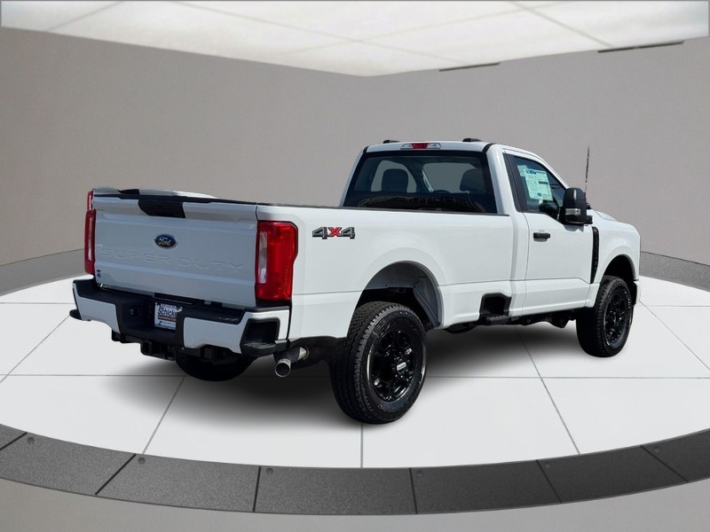 Ford Super Duty F-350 SRW Vehicle Full-screen Gallery Image 03