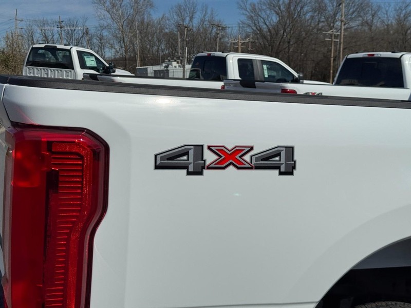 Ford Super Duty F-350 SRW Vehicle Full-screen Gallery Image 04