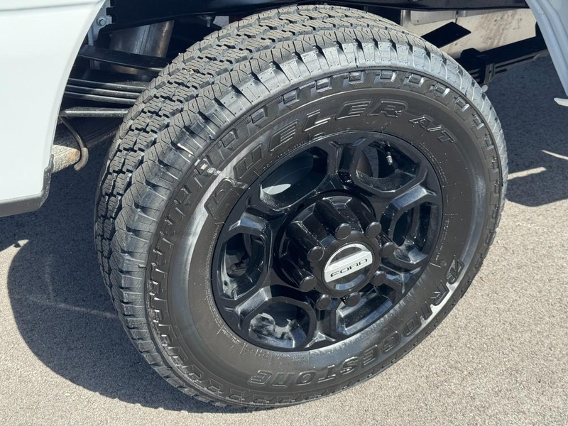 Ford Super Duty F-350 SRW Vehicle Full-screen Gallery Image 05