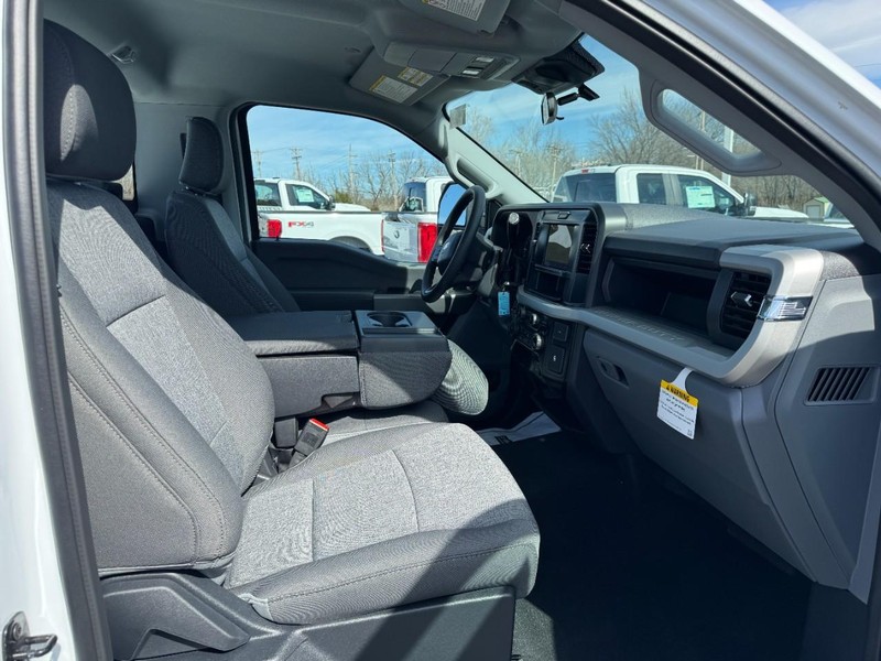 Ford Super Duty F-350 SRW Vehicle Full-screen Gallery Image 06