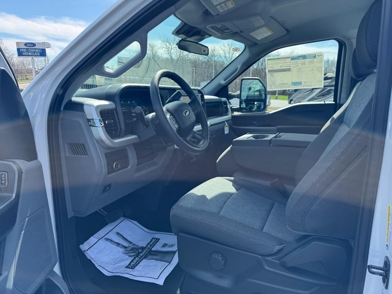 Ford Super Duty F-350 SRW Vehicle Full-screen Gallery Image 07