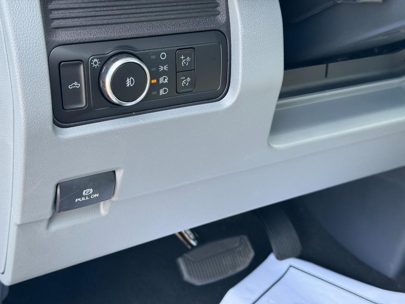 Ford Super Duty F-350 SRW Vehicle Full-screen Gallery Image 09