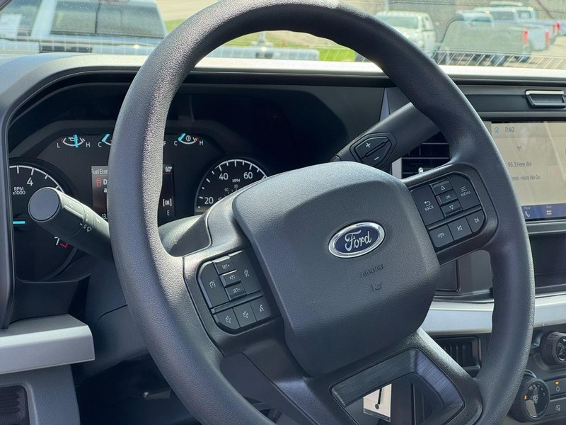 Ford Super Duty F-350 SRW Vehicle Full-screen Gallery Image 10