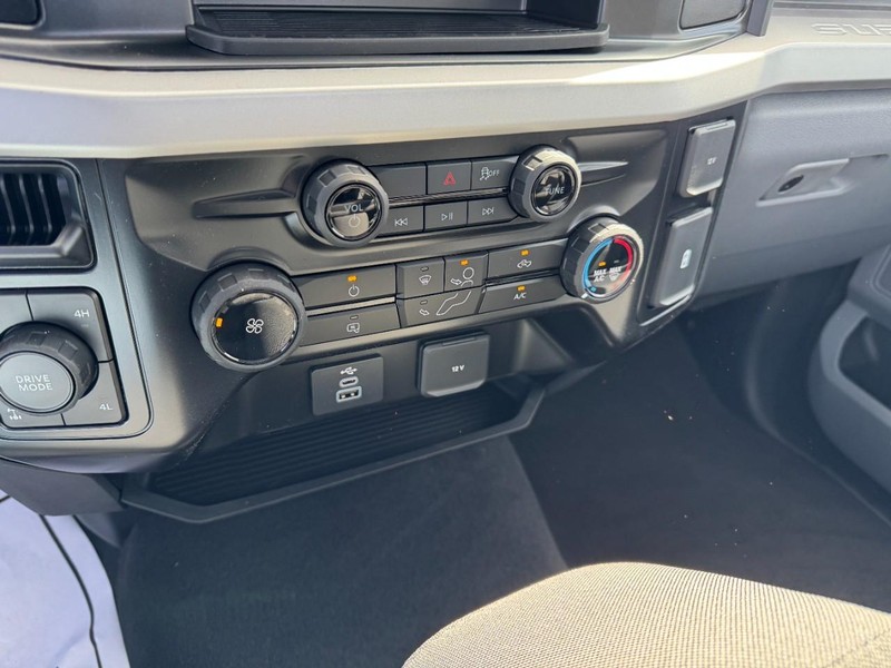 Ford Super Duty F-350 SRW Vehicle Full-screen Gallery Image 12