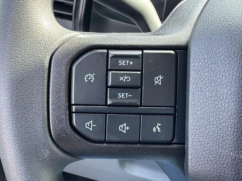 Ford Super Duty F-350 SRW Vehicle Full-screen Gallery Image 13