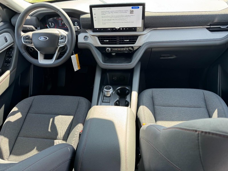 Ford Explorer Vehicle Full-screen Gallery Image 07