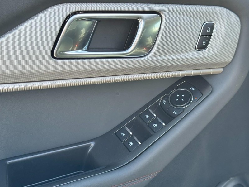 Ford Explorer Vehicle Full-screen Gallery Image 11