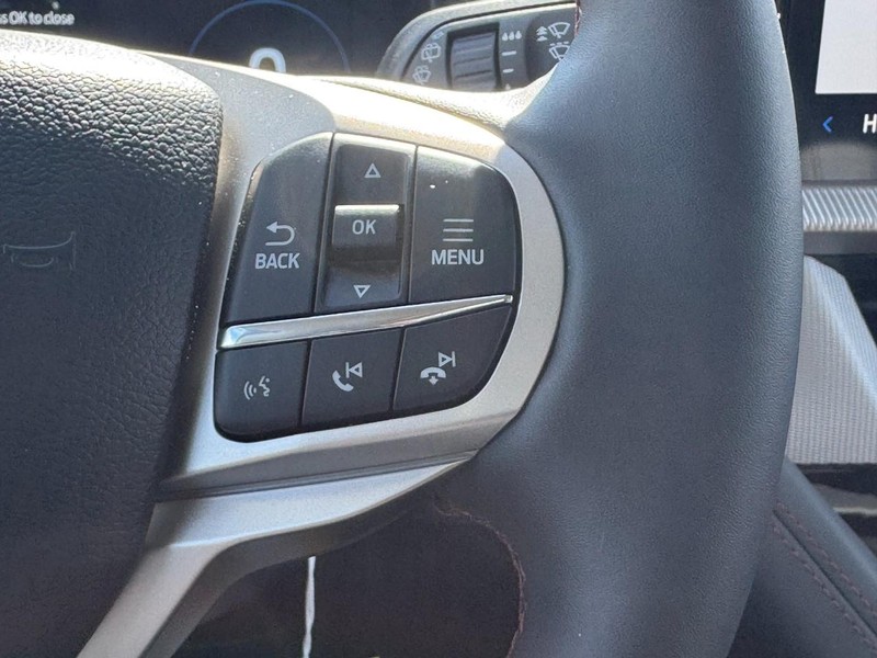 Ford Explorer Vehicle Full-screen Gallery Image 15