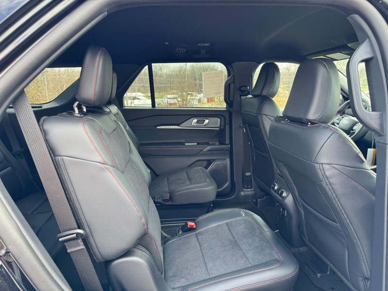 Ford Explorer Vehicle Full-screen Gallery Image 04