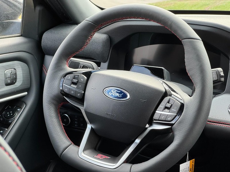 Ford Explorer Vehicle Full-screen Gallery Image 07