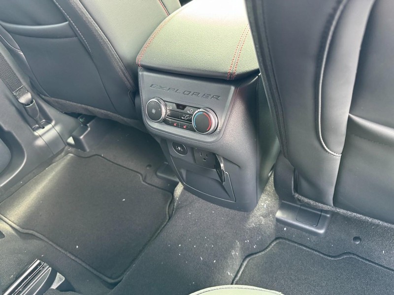 Ford Explorer Vehicle Full-screen Gallery Image 08