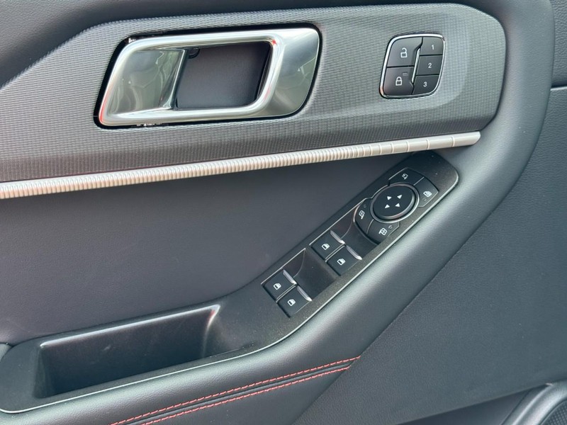 Ford Explorer Vehicle Full-screen Gallery Image 10