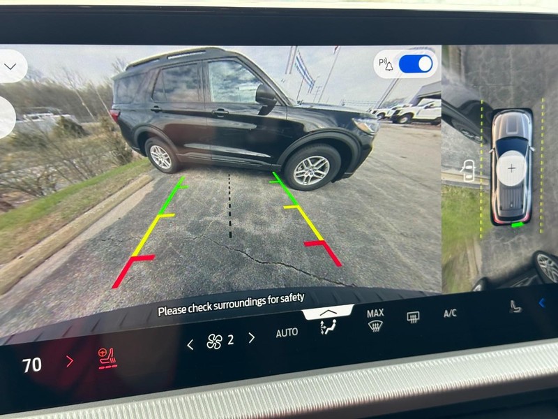 Ford Explorer Vehicle Full-screen Gallery Image 16