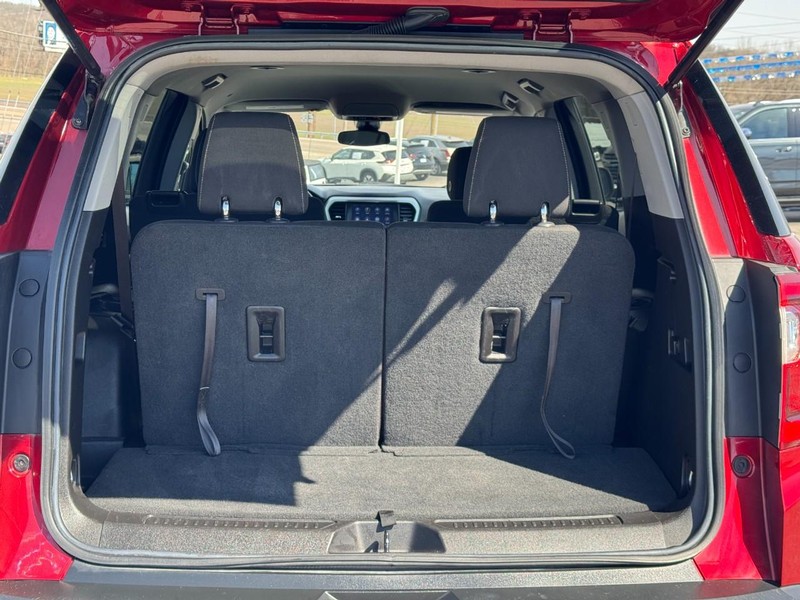 GMC Acadia Vehicle Full-screen Gallery Image 05