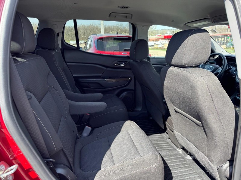 GMC Acadia Vehicle Full-screen Gallery Image 10