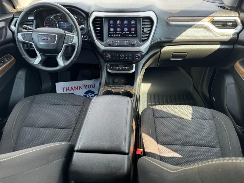 GMC Acadia Vehicle Full-screen Gallery Image 12