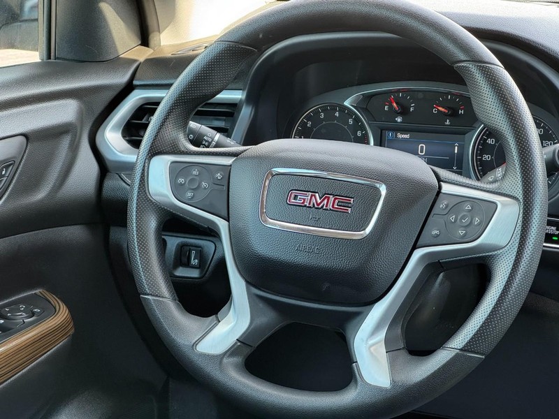 GMC Acadia Vehicle Full-screen Gallery Image 13