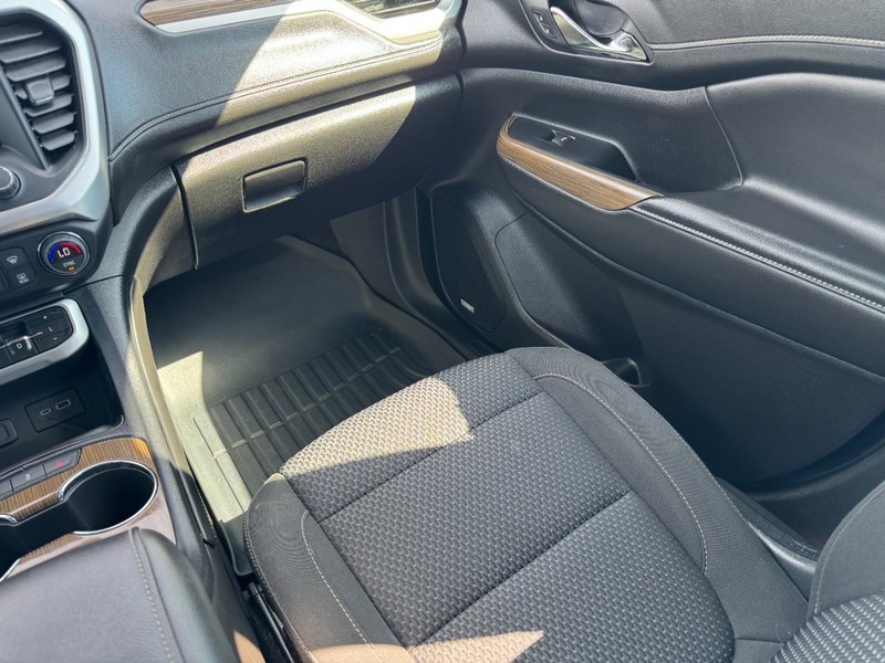 GMC Acadia Vehicle Full-screen Gallery Image 16