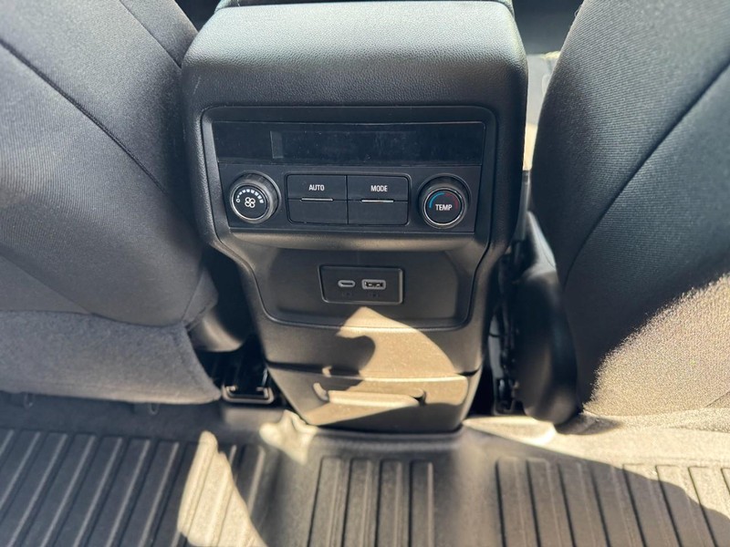 GMC Acadia Vehicle Full-screen Gallery Image 17