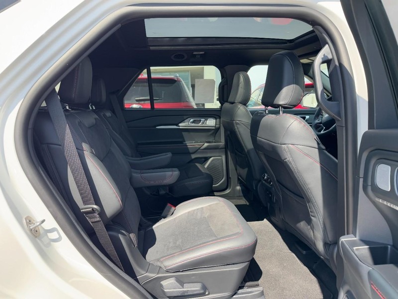 Ford Explorer Vehicle Full-screen Gallery Image 05